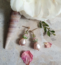 Load image into Gallery viewer, Flower & Pearl Drops